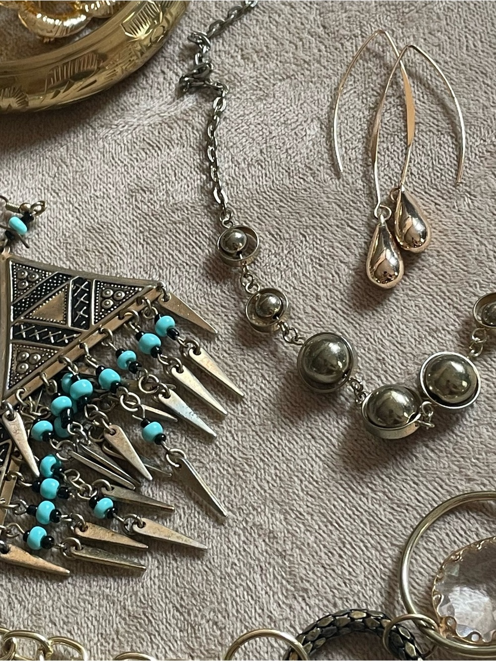 Lot of gold tone fashion jewelry and cat pouch . - Picture 5 of 16